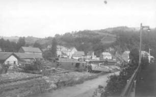 Zerstörter Personenzug auf dem Bahnhof in Glashütte : Hochwasserkatastrophe vom 08.07.1927 im Müglitztal. Zerstörter Personenzug auf dem Bahnhof in Glashütte (während der Streife am 13.7.27 vorbeigegangen)