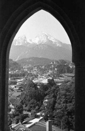 Berchtesgaden: Durchblick durch gotischen Bogen auf Berchtesgaden durch einen Bogen