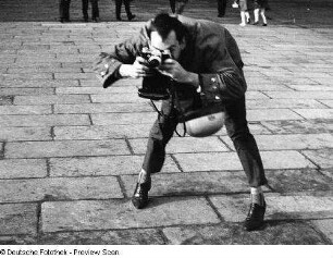 Achim Roth, ein Arbeitskollege des Fotografen an der Deutschen Hochschule für Filmkunst in Potsdam-Babelsberg, beim Fotografieren