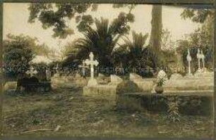 Friedhof mit muslimischen Gräbern und christlichen Grabkreuzen