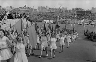 Sportlerparade im Walter-Ulbricht-Stadion : Sportler-Delegation im Paradezug beim Ausmarsch aus dem Stadion