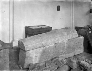 Sarkophag aus der ehemaligen Abtei