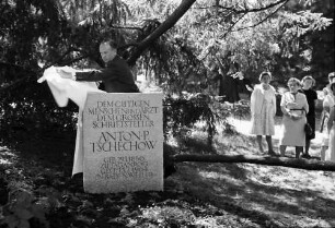 Badenweiler: am Schwanenweiher; Tschechow-Gedenkfeier mit Gedenksteinenthüllung; Enthüllung des Denkmals