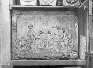 Grabrelief mit Gottvater, Christus am Kreuz, drei Heiligen und der Stifterfamilie