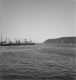 Im Hafen : Blick auf zu entladende Schiffe und Sanddüne im Hafen von Durban