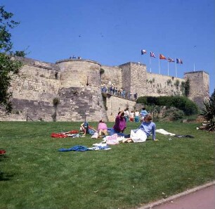Frankreich. Caen. Burganlage (11. Jh.; Wilhelm der Eroberer). Blick über eine Wiese mit Menschen beim Picknick