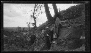 Épehy (Dep. Somme, Frankreich): "2. Hohlweg rechts der Priel-Ferme, Leutnant Mack vor seinem Unterstand"