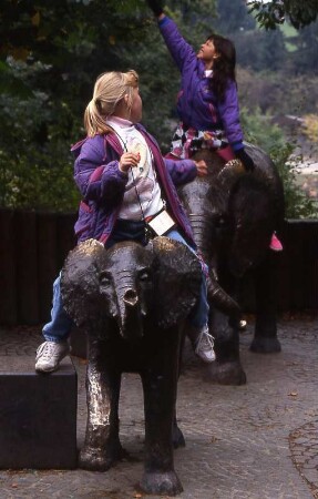 Kinder im Opel-Zoo von Kronberg, Taunus ca.1988