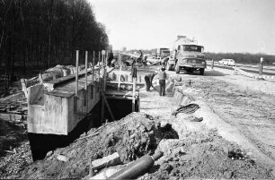 Anbringung je einer Standspur an den Seiten der Autobahn zwischen der Einfahrt Durlach und dem Karlsruher Dreieck und damit einhergehende Verbreiterung von vier Autobahnbrücken.