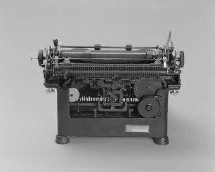 Typenhebelschreibmaschine "Rheinmetall". Vorderanschlag (sofort sichtbare Schrift), Universaltastatur, Farbband. Rückansicht