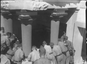 Soldaten an einer Ruine : Griechenland. Kreta. Knossos, Soldaten spähen durch einen Säulengang