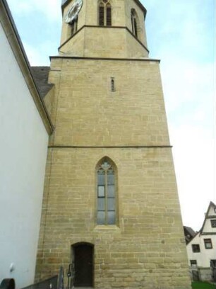 Stadtkirche-Kirchturm (Romanischer Chorturm mit Turmchor-Gotisch überarbeitet) von Süden mit Schießscharte im Mittelgeschoß sowie achteckiger Glockenstube