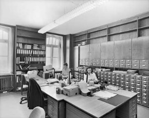 Sächsische Landesbibliothek - Staats- und Universitätsbibliothek Dresden. Zentralbibliothek (ehem. Landesbibliothek). 2. Obergeschoss. Musikabteilung, Dienstplätze der Quellensammlung : Dresden-Neustadt, Marienallee 12. Sächsische Landesbibliothek - Staats- und Universitätsbibliothek Dresden. Zentralbibliothek (ehem. Landesbibliothek). 2. Obergeschoss. Musikabteilung, Dienstplätze der Quellensammlung