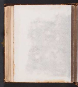 Hinteres fliegendes Blatt. Rückseite : Sammelalbum mit Porträts der Berliner Bürgerschicht. Ledereinband, geprägt mit Messingschließe und Goldschnitt; 14,5 x 11,5 x 3,3 cm (ab 1865). Dresden: SLUB/DF 2017.A.348