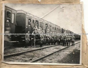 Angehörige der Ordnungspolizei in und vor einem Zug