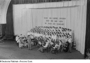 Chor, Chorleiter und Instrumentenensemble beim Bezirksausscheid der Volkskunstgruppen 1954