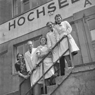 Angestellte vor dem Unternehmensgebäude der Hochseefischerei-Gesellschaft Hamburg, Andersen und Co