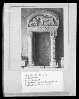 Gelnhausen. Kaiserpfalz Gelnhausen (1160/1180). Eingangshalle. Kamin mit Kaminsäulen und Tympanon