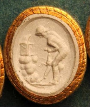 Auf einem Berg eine Aedicula, eine Frau will einen Bock opfern (Daktyliothek, Supplement)
