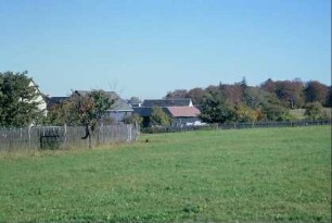 Ortsrandbereich, Wiese und Gärten mit Holzzäunen
