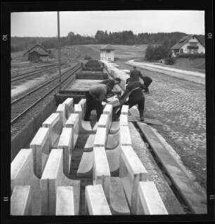 Eisenbahner beim Gleisbau