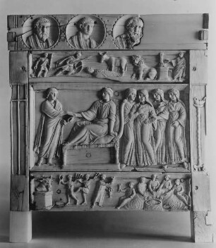 Reliquienkästchen — linke Schmalseite: Medaillons mit drei Aposteln; David und Goliath, der Prophet tot und weissagend; Erweckung der Tochter des Jairus; Tanz um das goldene Kalb