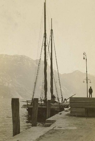 Gardasee : Italien,Gardasee, Segelboot am Anleger bei Riva