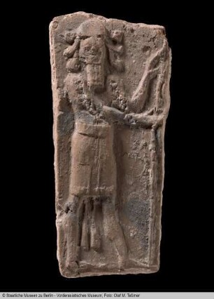 Apotropäisches Relief mit Darstellung eines sechslockigen Mannes