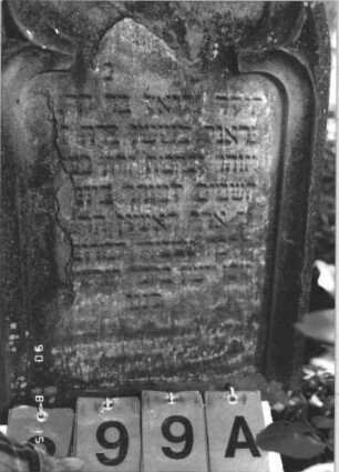 Grabstein 399 (Index: 100106605) Material: Sandstein Zustand: stark verwittert, großer Textverlust Maße HxBxT: 93x41x11 cm Beschreibung: Stele mit Spitzbogenabschluß, Schriftfeld eingetieft im Maßwerkform Besonderheit: Kindergrab: Grabstein 399A