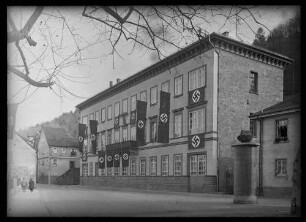 Gebäude mit Reichsadler (Kreisleitung, heute: Eichelgasse 56 B-W Bank), mit Hakenkreuzfahnen