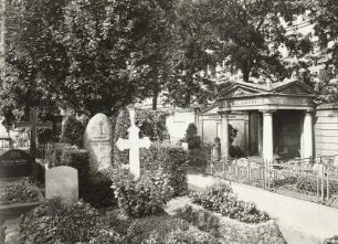 Dresden-Johannstadt. Trinitatisfriedhof. Ansicht mit Wandgrabmal der Familie Meinders und anderen Grabsteinen