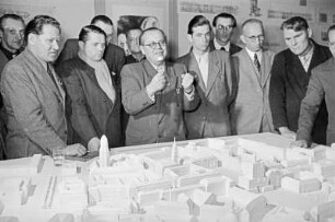 Dresden. Kurt W. Leucht (Bildmitte), Oberbaurat und Stadtarchitekt von Dresden diskutiert mit Stadtverordneten über den Wiederaufbau der Stadt, 1952