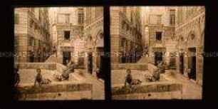 Straße, Gebäude und Passanten in der Altstadt vo Genua