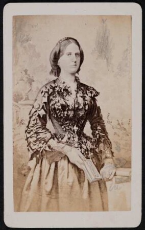 Porträt Marie Michalesi (nachgewiesen 1852-um 1860; Schauspielerin). Fotografie und Malerei, retuschiert. Albuminabzug auf Karton (Carte-de-visite ohne Atelieraufdruck)