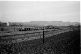 Güterzug 304 mit Diesellok V81 mit Packwagen und Personenwagen, bei Hechingen mit Schlatter Wand