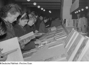 Besucher einer Bücherausstellung im Grassimuseum