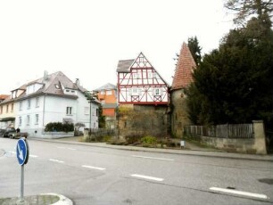 Stadtbefestigung - Süden-Hexenturm und Stadtmauerrest (Schlüsselloch-Scharten) sowie Wachthaus (Fachwerk) von Süden