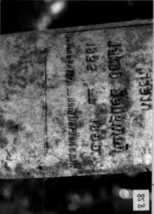 Grabstein 85 (Index: 100109470) Material: Sandstein oder Marmor (?), Sockel Kalkstein Zustand: gut Maße HxBxT: 138x32x14 cm Beschreibung: Obelisk, getreppter Sockel, unterer Sockelteil rustica Besonderheit: Nummer auf Rückseite: 199: Grabstein 85B