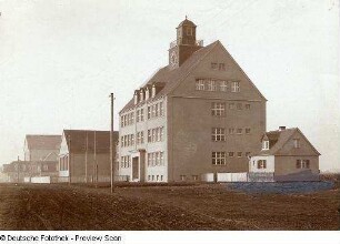 Schulgebäude : Volksschule (1913-1914; C. Frick). Turnhalle und Schulgebäude
