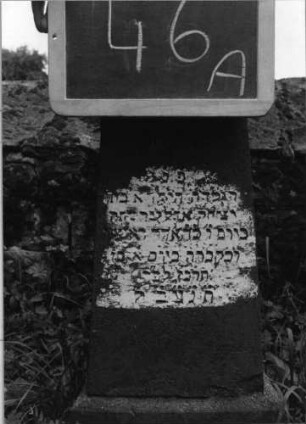 Grabstein 46 (Index: 99753500) Material: Sandstein Zustand: verwittert Maße HxBxT: 90x27x20 cm Beschreibung: Stele, Sockel, giebelartiger Abschluß Symbolik: geknickte Rose Besonderheit: kulturhistorisch wertvoll / künstl.-formale Gründe (schönes Kindergrab): Grabstein 46A