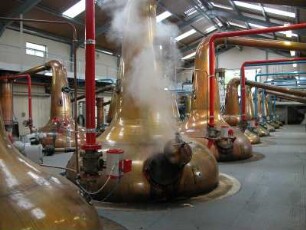 Schottischer Whisky : Technische Anlagen in der schottischen Whisky-Destillerie Glenfiddich in Dufftown, aufgenommen im Juni 2005. Foto Uwe Gerig