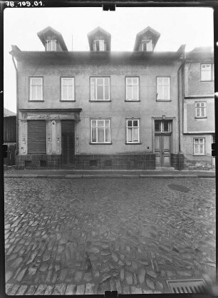 Schmalkalden, Haargasse. Wohnhaus mit Laden. Straßenfront