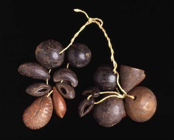 Neck jewellery made from fruit shells