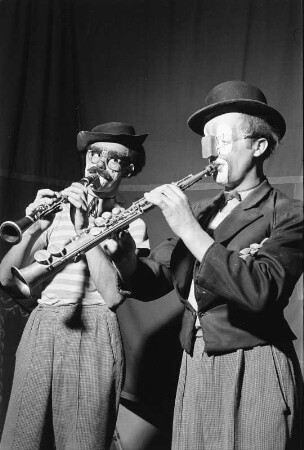 Clowns Knox & Co., Klarinette blasend. Zirkus Busch 1952