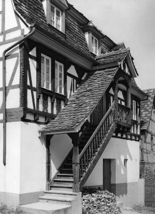 Dörrenbach. Wohnhaus mit überdachter Außentreppe (wohl um 1600)