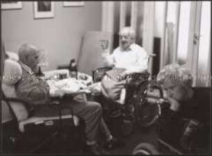 Drei Rentner in Rollstühlen (Prämiertes Foto Sonderthema: Liebe)
