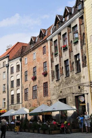 Altstadt von Torun : Blick auf historische Wohnhäuser und ein Straßencafè in der Altstadt. Aufgenommen am 18. Juli 2009 in Torun. Foto Uwe Gerig