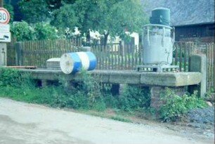 stark verfallene Milchbank in der Ortsmitte