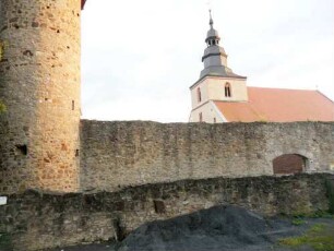 Ansicht von Nordosten mit Kirchhofmauer (Wehrgang abgetragen) sowie Pulverturm (runder Wehrturm-eckständig) und Zwingermauer (Wehrgang abgetragen)