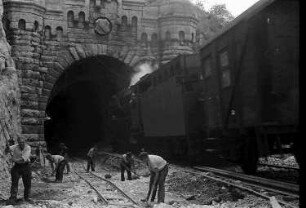 Istein: Gleisvertiefung am [Klotz-Tunnel] (mit Zug)